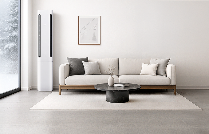 화이트톤 거실에 세로형 에어컨이 배치된 이미지입니다.